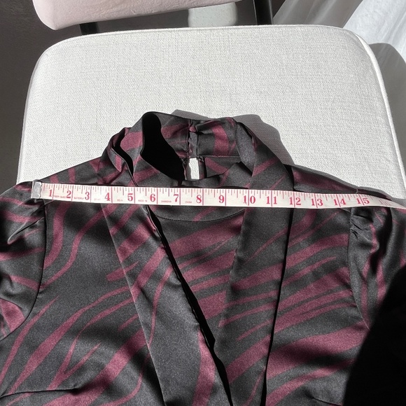 Simons Contemporaine (S) tie-neck short sleeve top in black & burgundy, EUC. - Picture 13 of 13